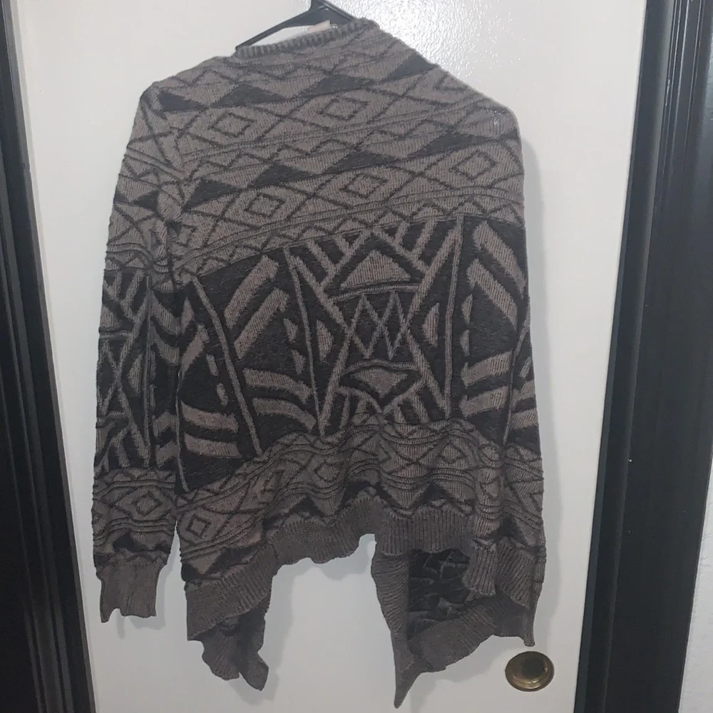Wild Pearl Aztec Gray/Black Cardigan in Size Large - Picture 4 of 4